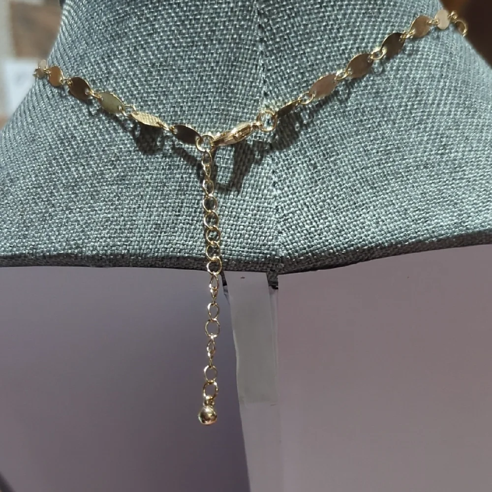 Elegant Gold-Tone Choker Necklace | Classic & Sophisticated - Picture 5 of 9